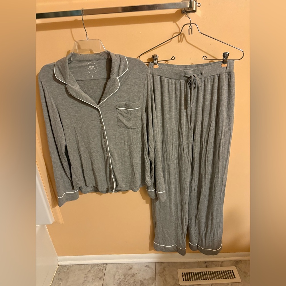 Cozy Earth Bamboo Stretch-Knit Long Sleeve Pajama Set in Gray - Picture 3 of 7